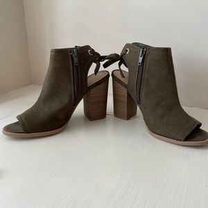 LC Lauren Conrad Open Toe wedges